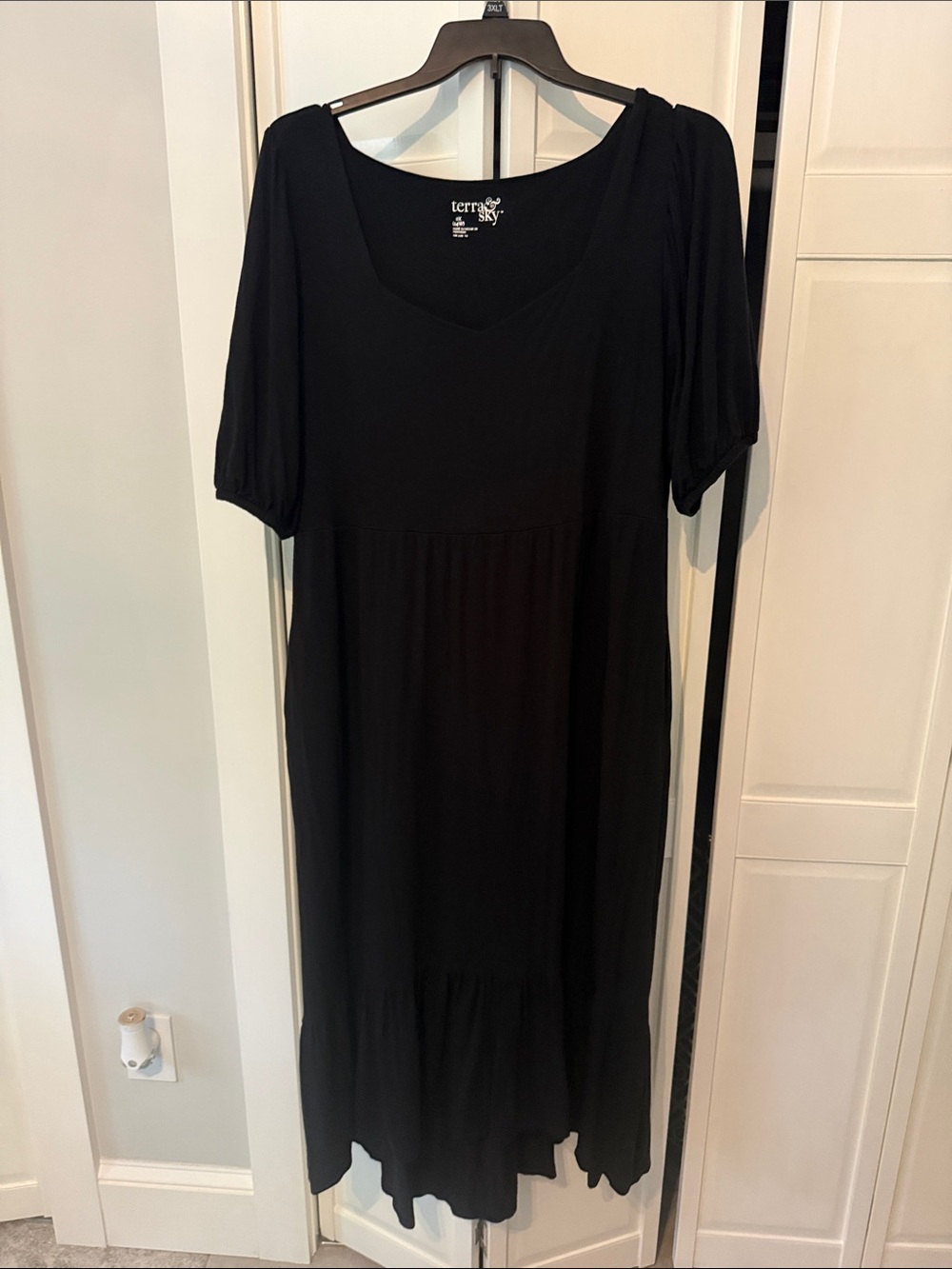 Terra & Sky Black Midi Scoop Neck Dress with Short Sleeves